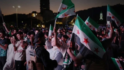 سوريون يحتشدون في الساحات انتظارا لخطاب الشرع