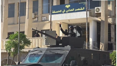بعد إنزالها مرتين.. إعادة تركيب اللوحة التعريفية لقصر العدل بالحسكة