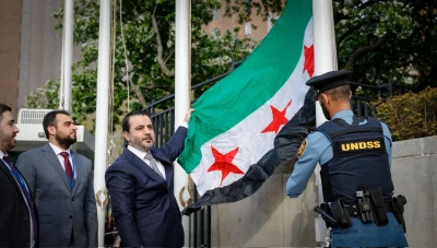 الشيباني يرفع علم سوريا الجديد أمام مقر الأمم المتحدة
