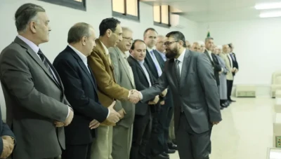 ردًا على الجدل.. وزارة العدل توضح مصافحة الوزير لقاضٍ محسوب على نظام الأسد