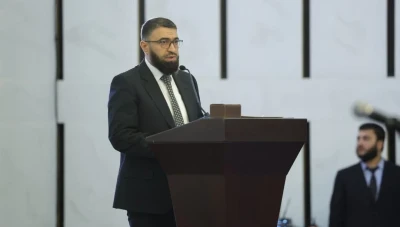 وزير العدل السوري يرد على جدل مصافحته لقاضٍ مقرب من النظام البائد