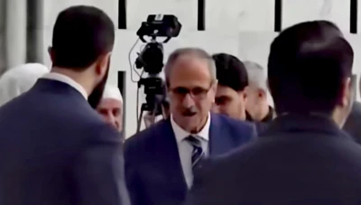 اهتمام إعلامي واسع..الرئيس السوري يقبل يد والده