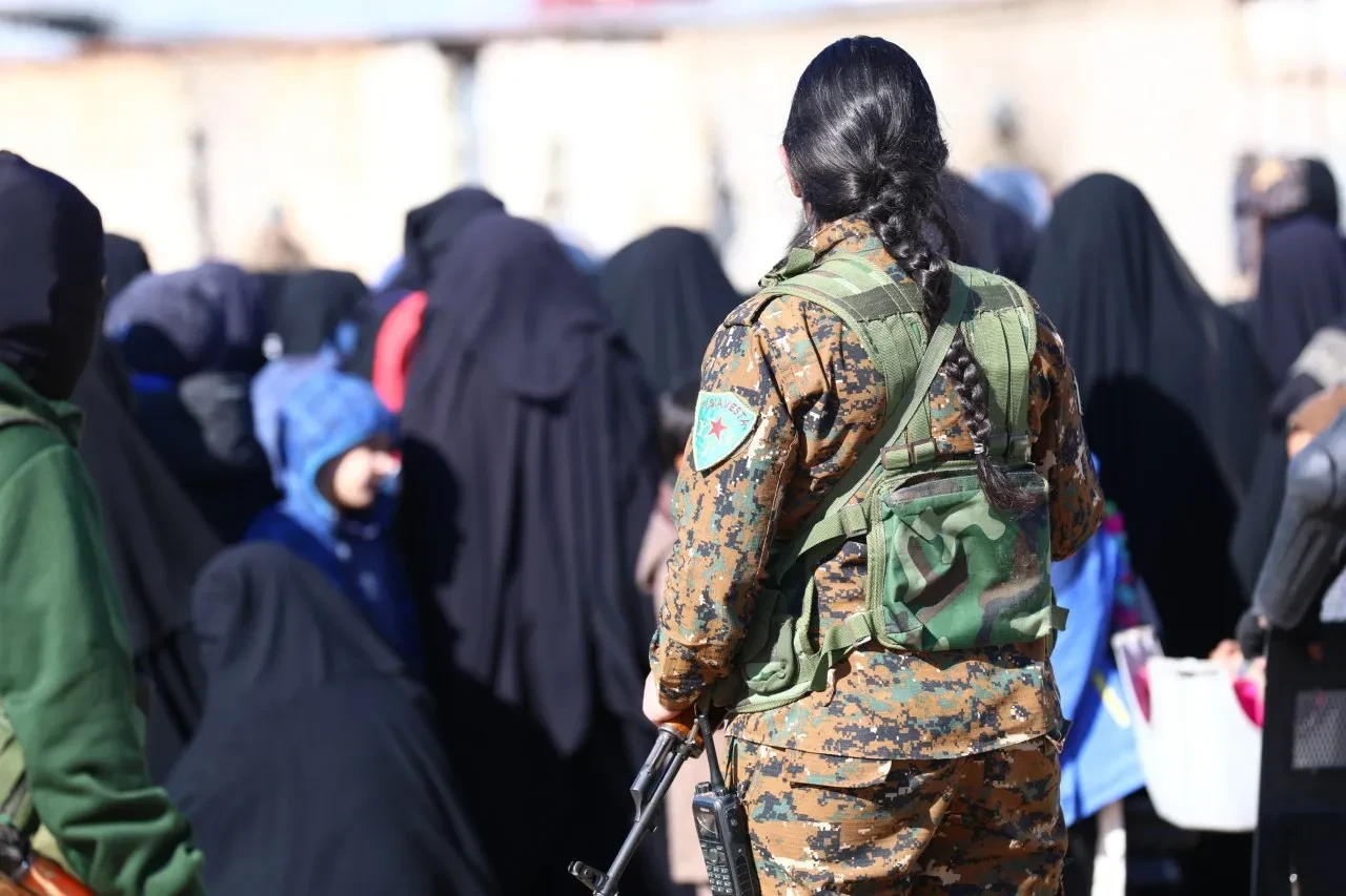 الحسكة: ميليشيا "ب ي د" تشن حملة دهم في مخيم الهول