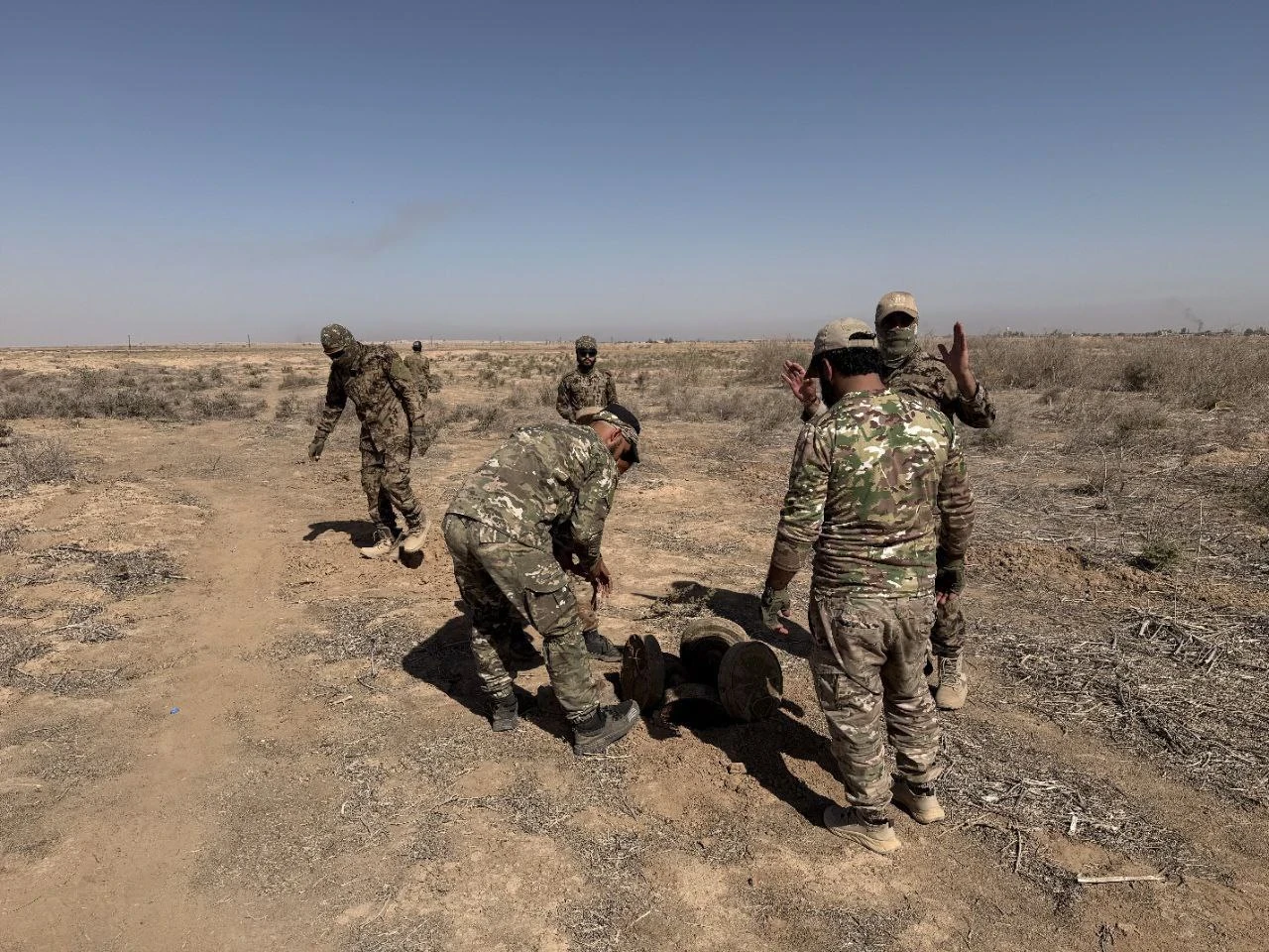 إصابة جنود سوريين أثناء إزالة ألغام قرب مطار دير الزور