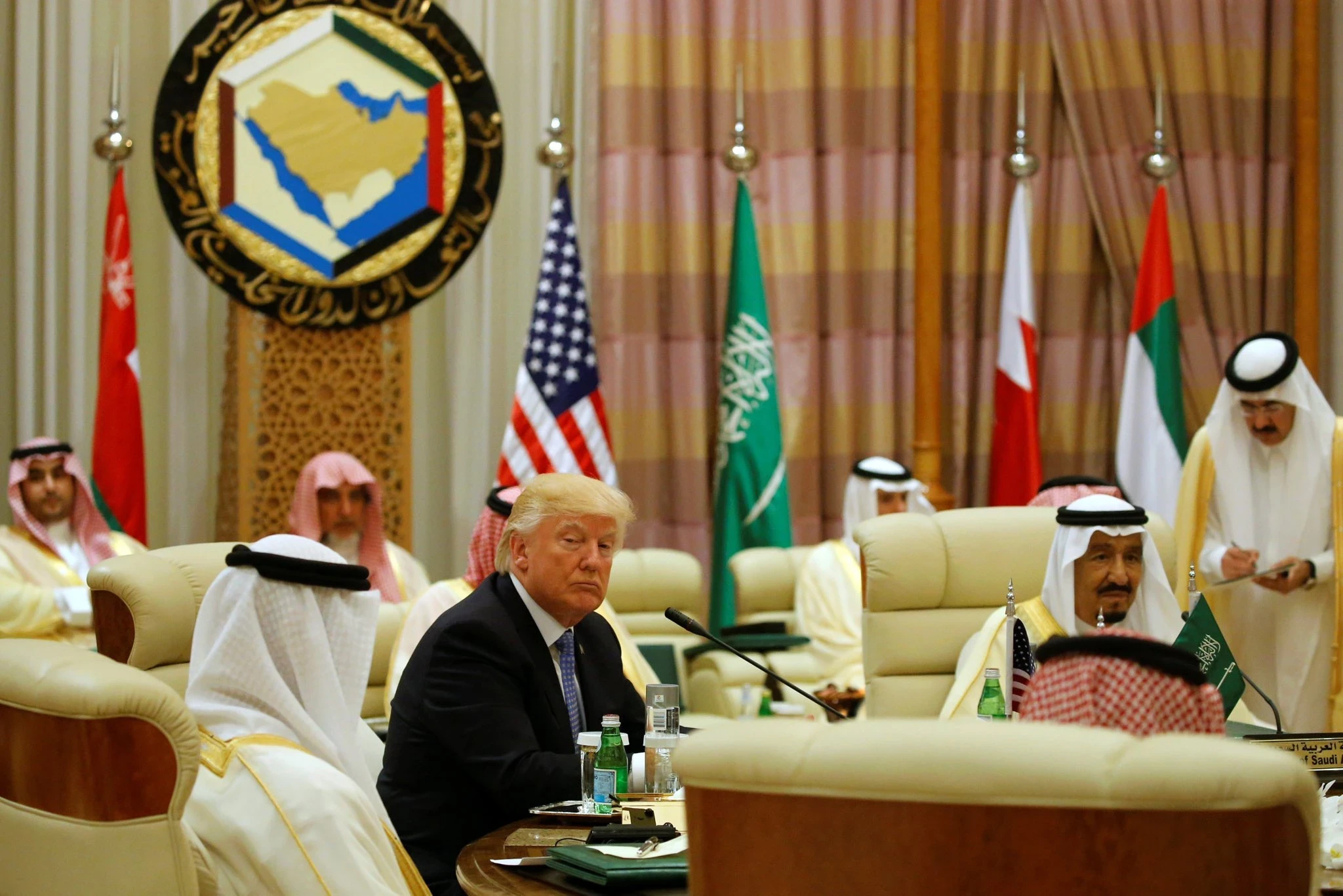 ترحيب عربي واسع بعزم ترامب رفع العقوبات عن سوريا