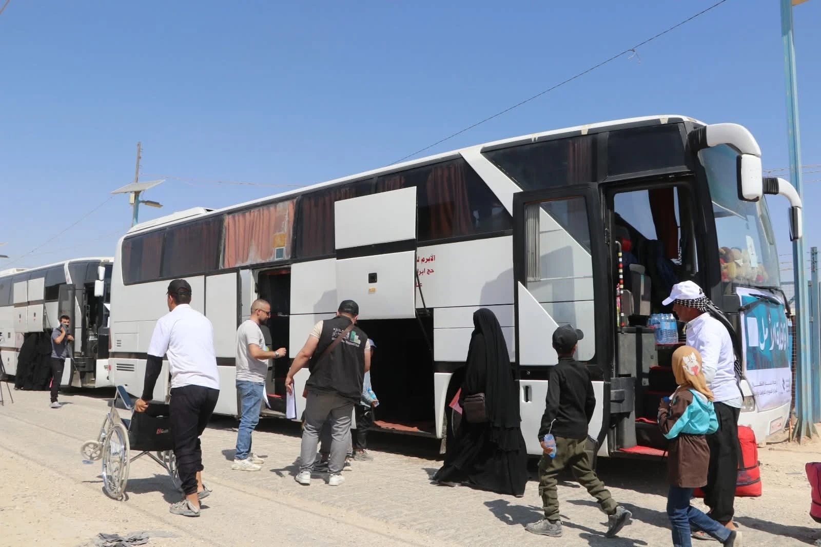 عشرات العائلات السورية تغادر "الهول" إلى حلب