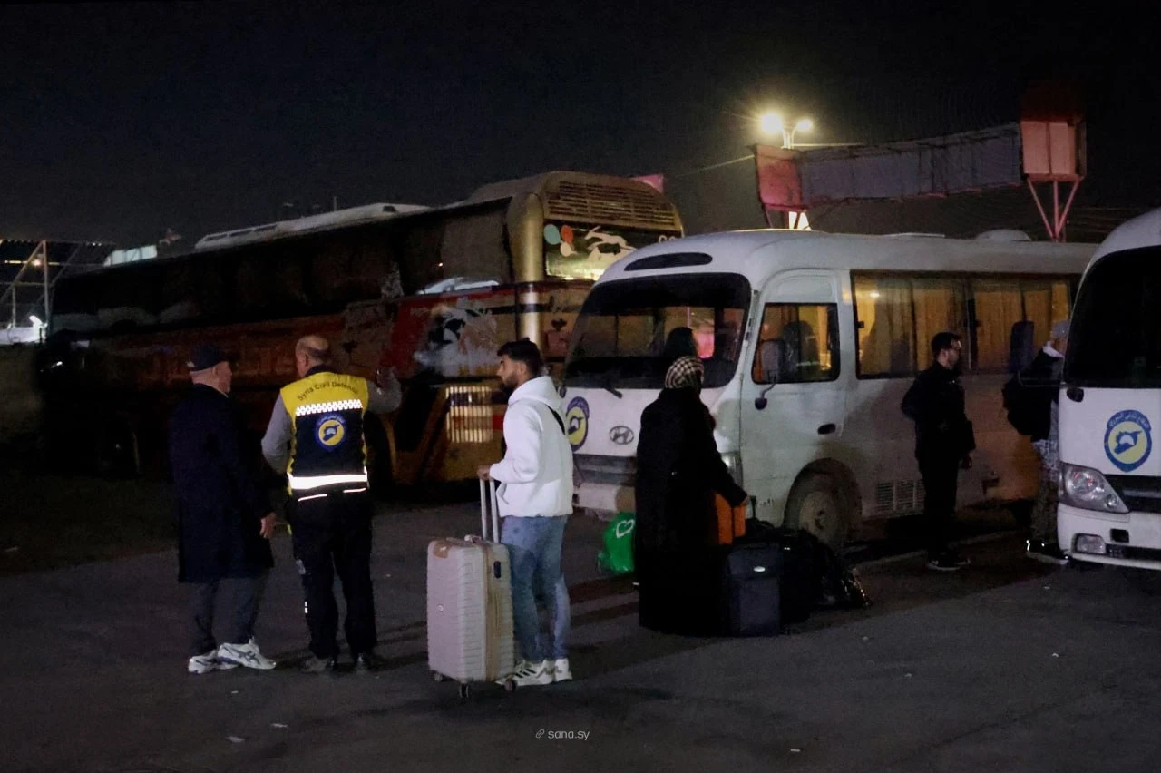 عبر معبر نصيب.. عودة 79 سورياً عالقين في عمّان إلى البلاد