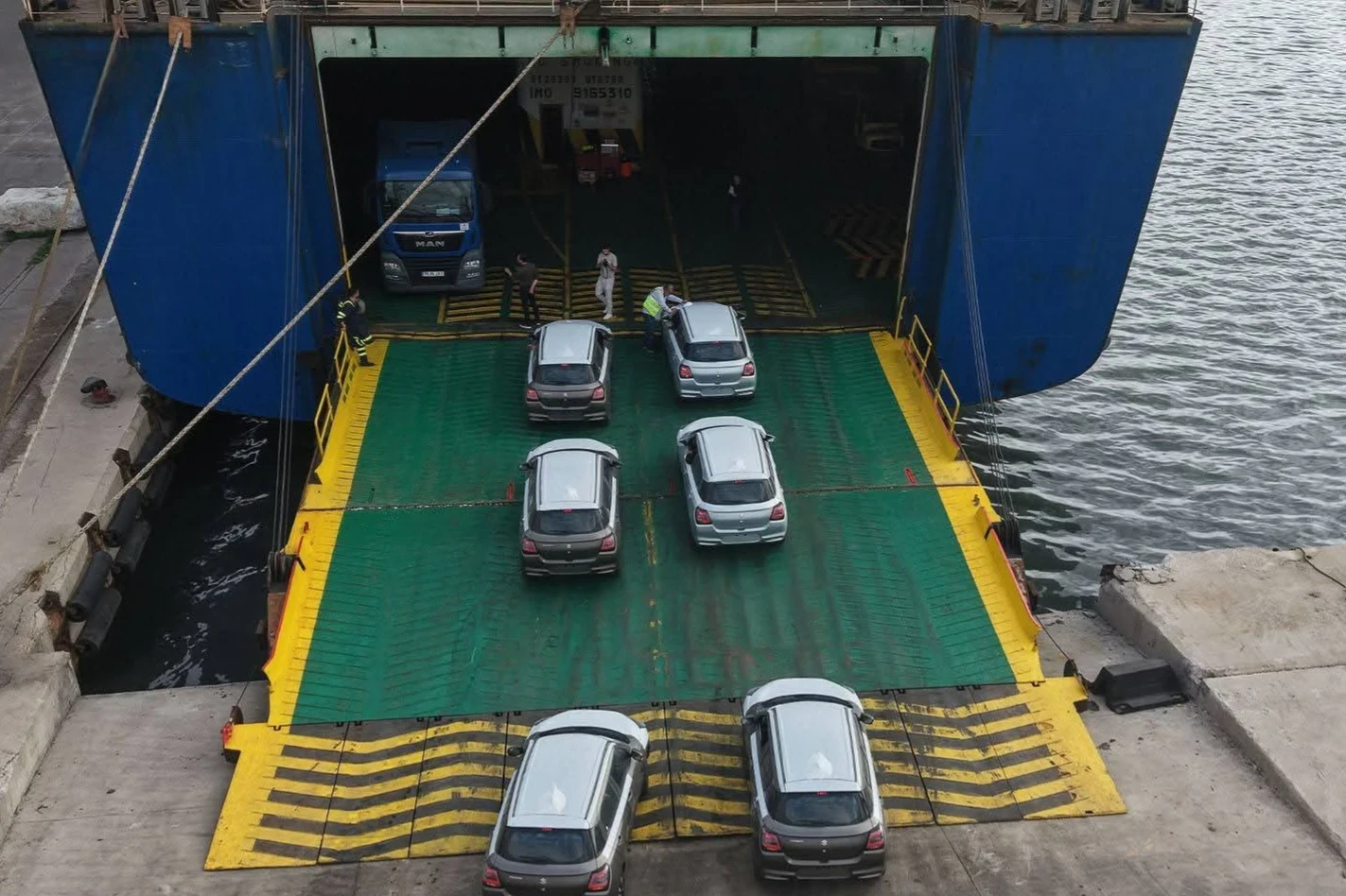 لأول مرة منذ سنوات..الإمارات تصدر سيارات عبر سوريا