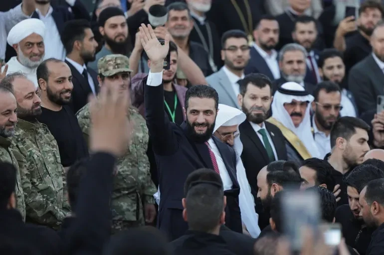 تفاعل واسع مع اعتذار أحمد الشرع لأهالي دير الزور بعد تصريحات والده