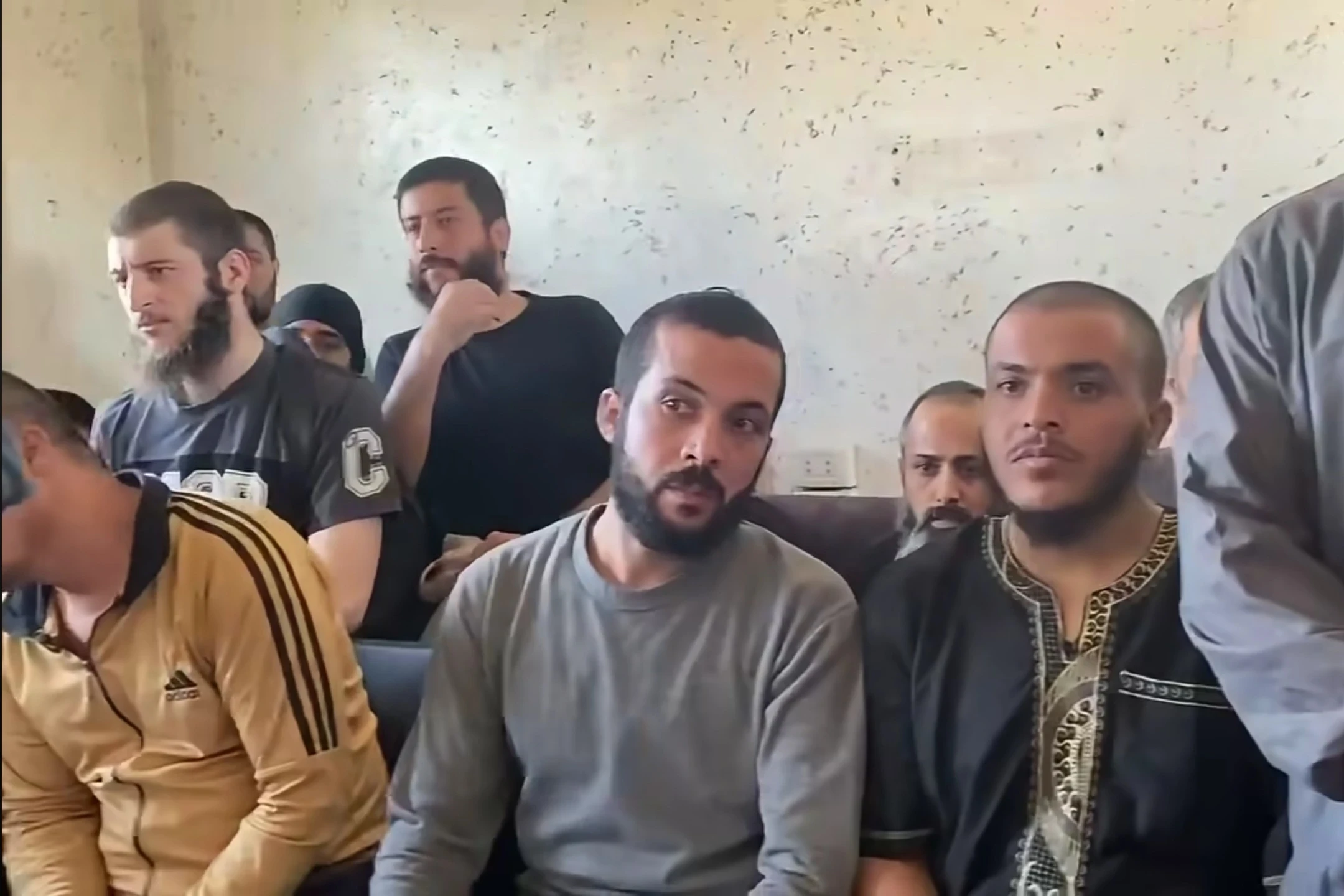 الحكومة السورية تفرج عن دفعة من معتقلي “قسد”