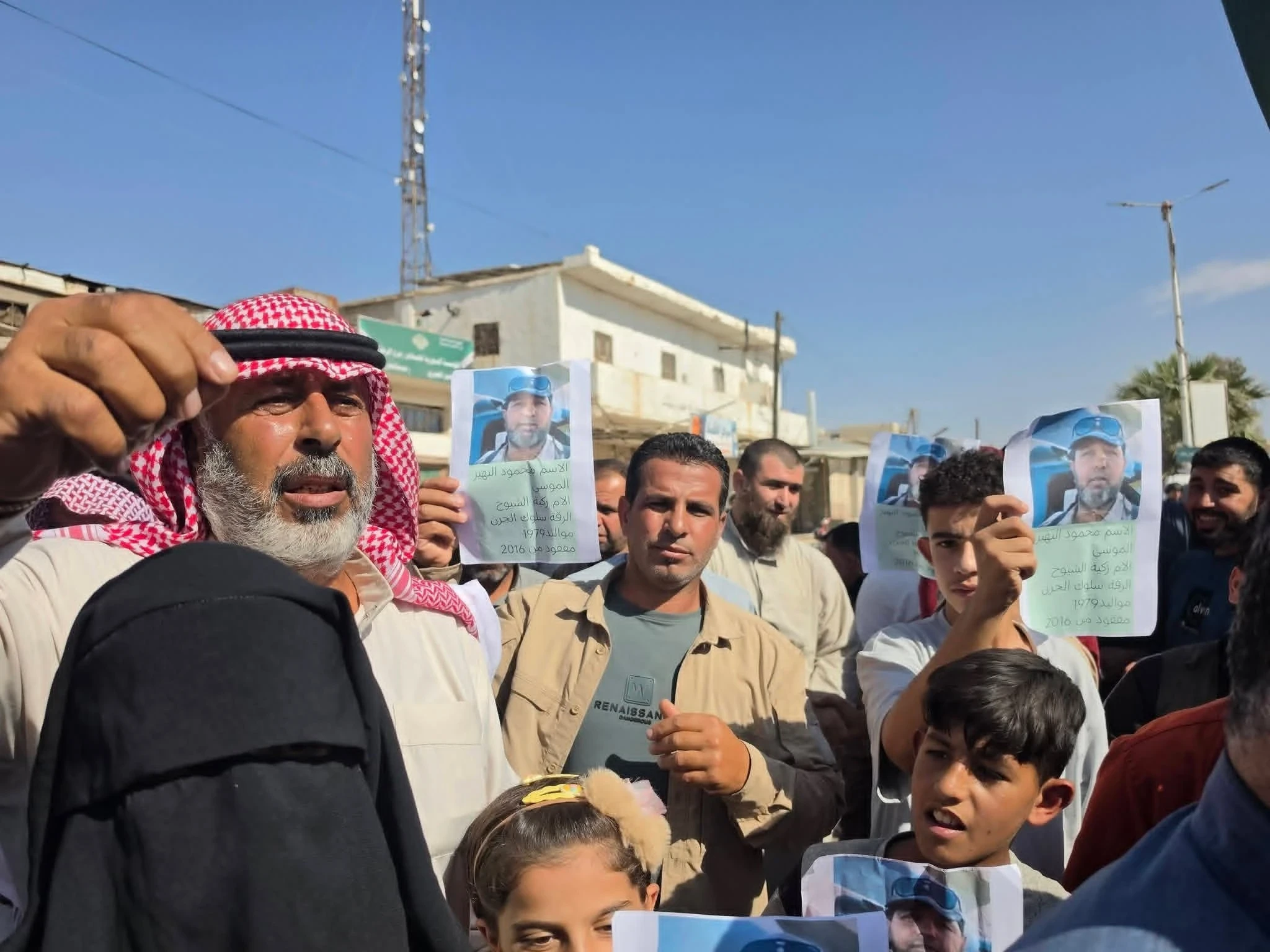 الرقة: وقفة احتجاجية للمطالبة بالكشف عن مصير المعتقلين في سجون “قسد”
