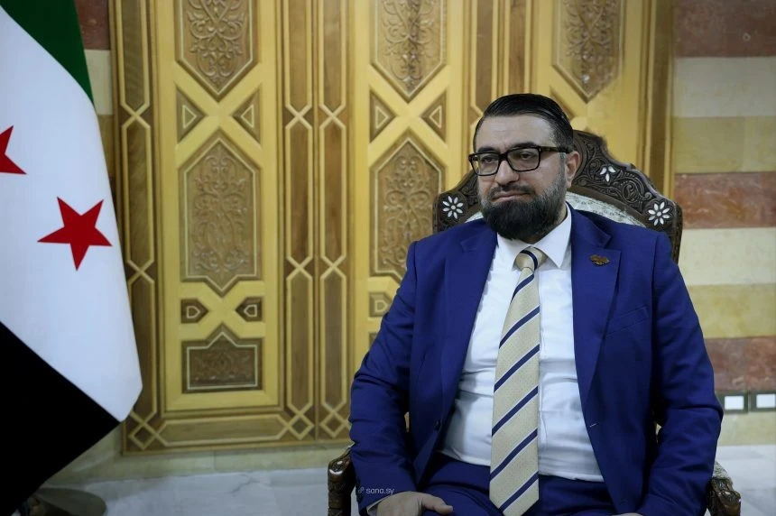 وزير العدل يوعز ببدء تنفيذ أول عفو رئاسي يصدره الرئيس الشرع