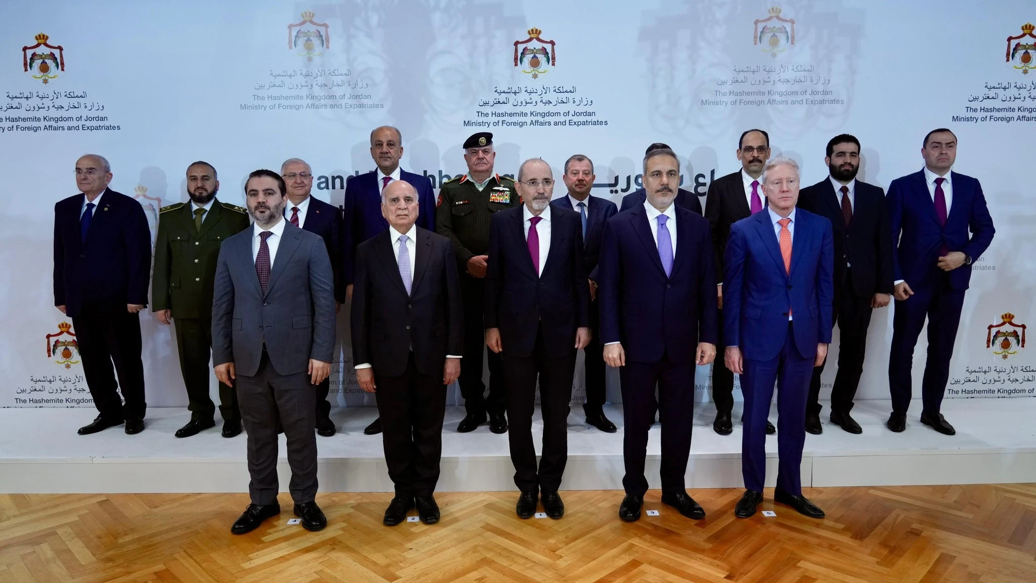 دعوات إلى سوريا لبحث رسائل تطمئن دول الجوار بعدم التدخل بشؤونها