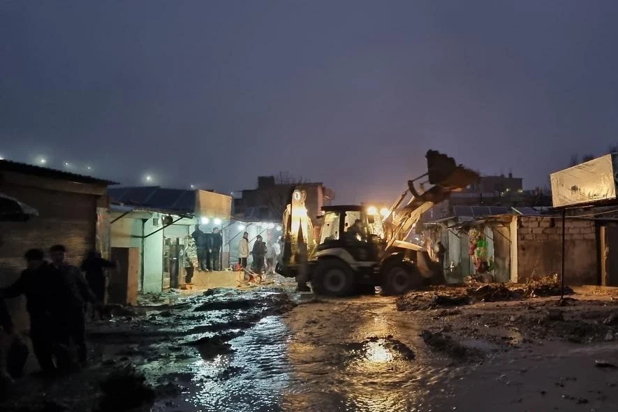 إدلب واللاذقية..وزارة الدفاع تعلن جاهزيتها لمساعدة الأهالي المتضررين من السيول