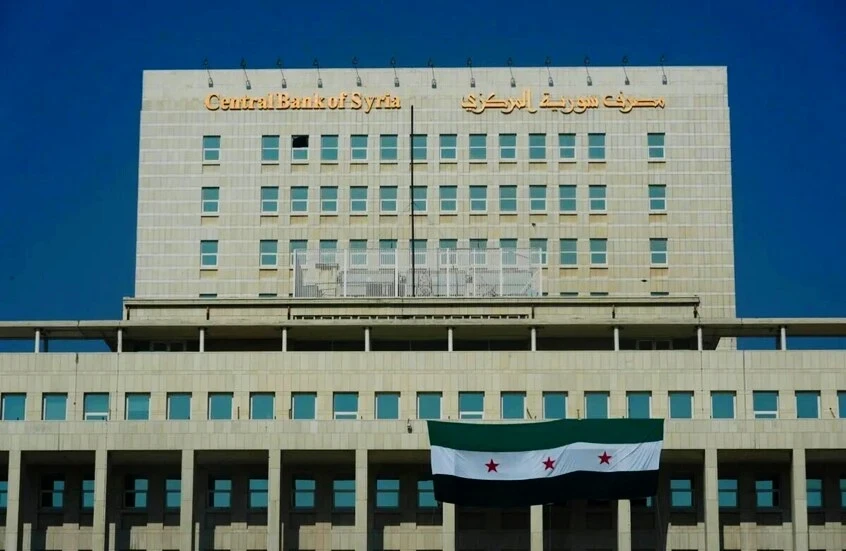 المصرف المركزي يرفع قيمة الليرة أمام الدولار