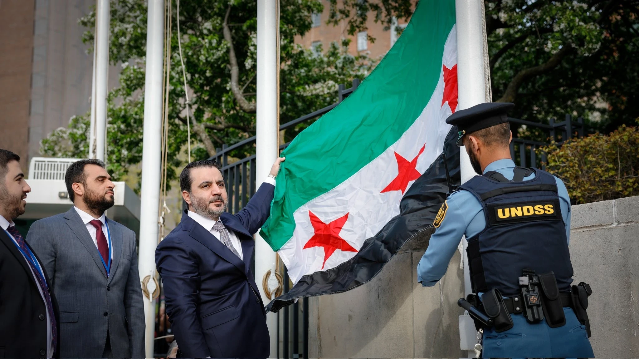 الشيباني يرفع علم سوريا الجديد أمام مقر الأمم المتحدة