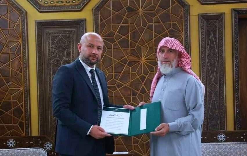 وزير الطوارئ يكرّم مواطنًا أنقذ طفلًا سقط في بئر بريف الرقة