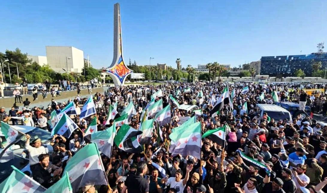دمشق: تظاهرة حاشدة للمطالبة بالإفراج عن بويضاني المعتقل في الإمارات