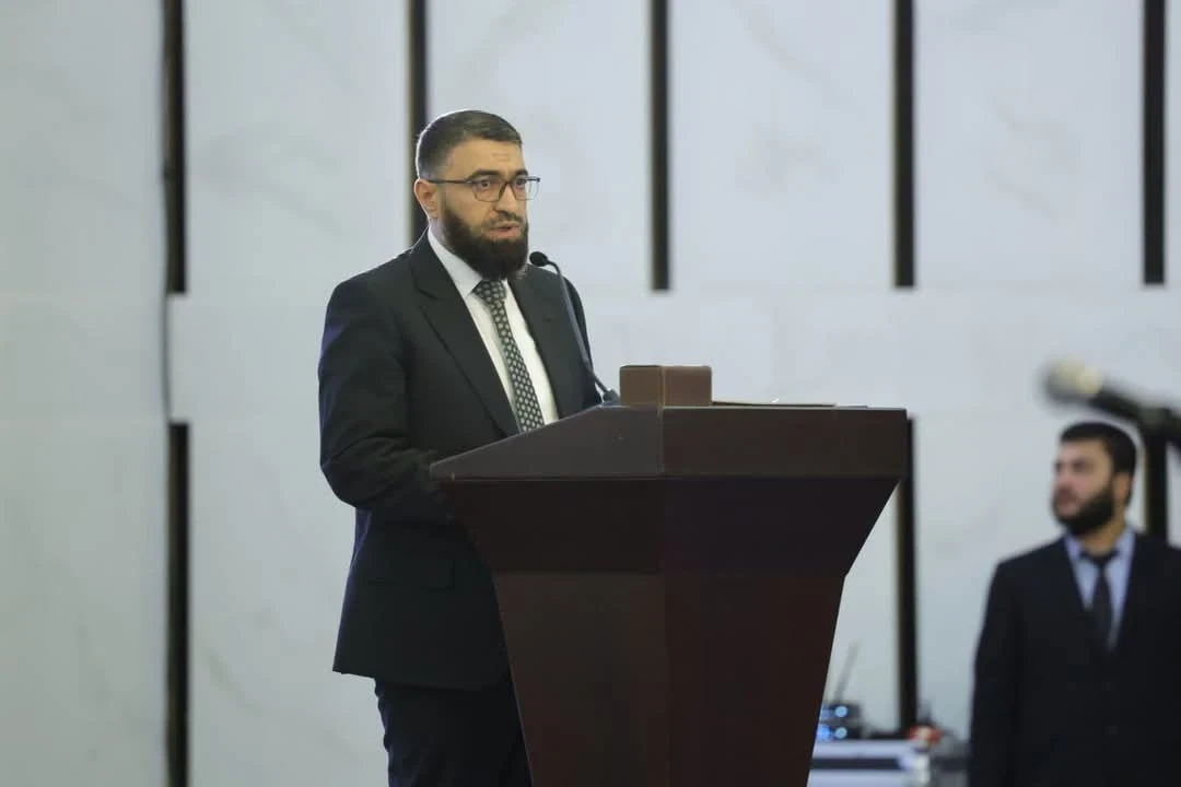 وزير العدل السوري يرد على جدل مصافحته لقاضٍ مقرب من النظام البائد