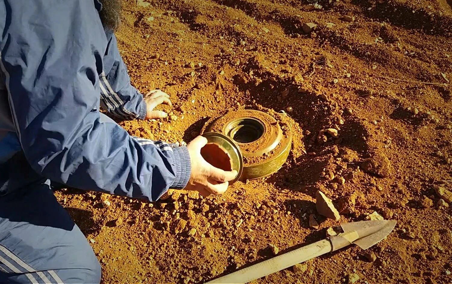 وزارة الطوارئ تحذّر أهالي ريف الرقة الشمالي من مخلفات الحرب