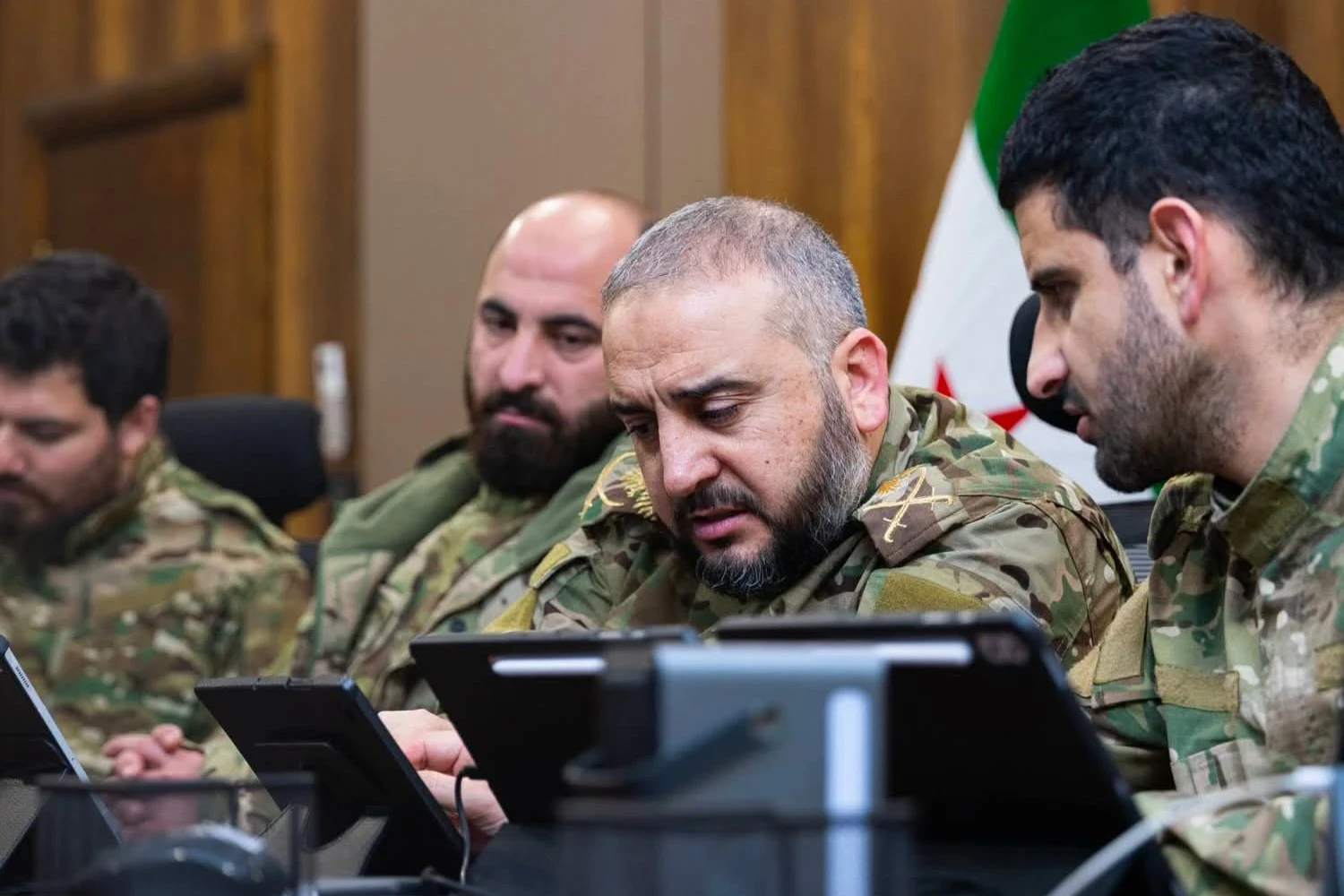 بحث ترتيبات تسلّم قاعدة التنف بين وزير الدفاع السوري وقائد “العزم الصلب”