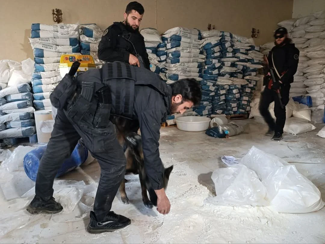 ضبط 70 ألف حـبة كبتــاغون ومستودع أسلـحة ضمن حملة أمنية في البوكمال