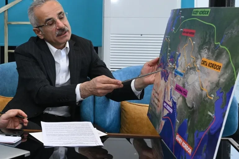 تركيا تكشف عن خطة دعم شاملة لقطاعي النقل والاتصالات في سوريا