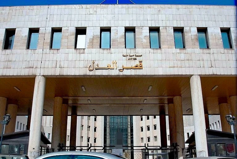 وزارة العدل السورية تنفذ عقوبة العزل بحق 67 قاضياً في محاكم الإرهاب