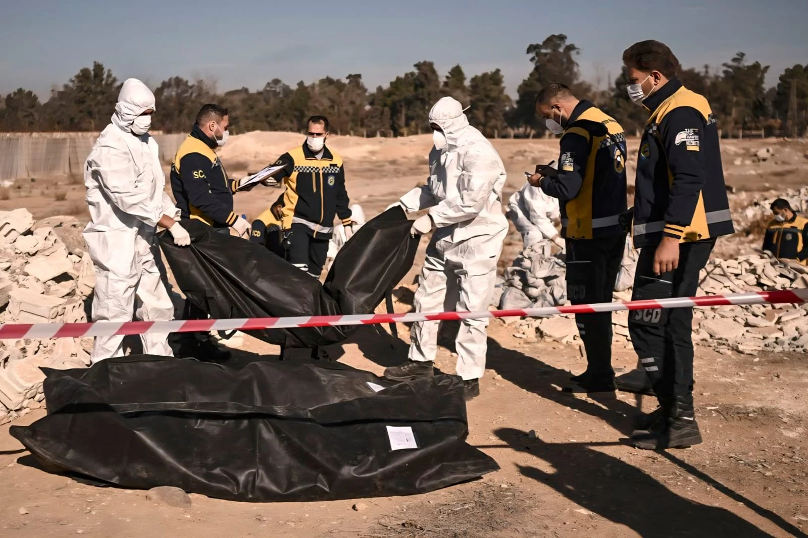 "أينما تحفر تعثر على جثة"… إندبندنت تكشف مأساة المقابر الجماعية في سوريا