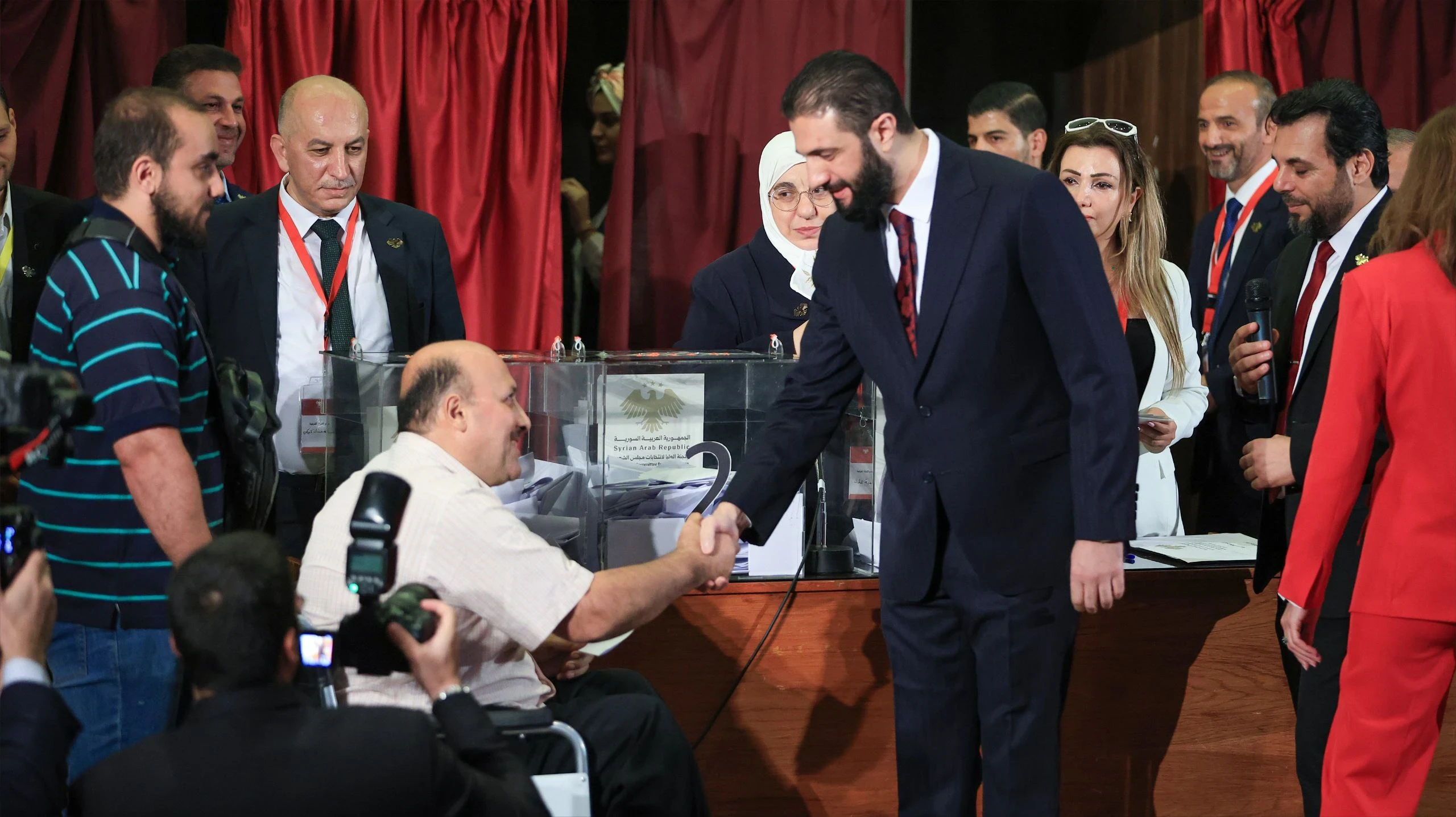 قبيل انتهاء عمليات الاقتراع..الشرع يزور مركزاً انتخابياً بدمشق