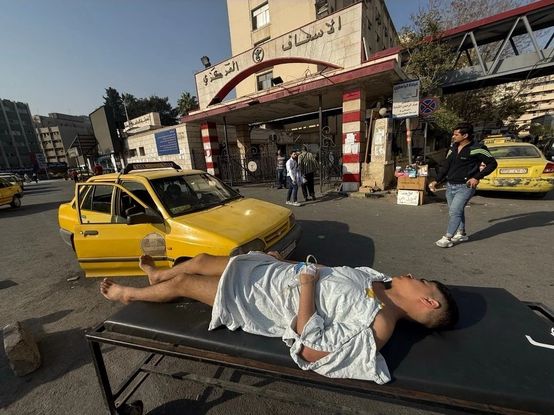 تحقيق رسمي بعد ترك مريض على سريره لساعات أمام مشفى المواساة بدمشق