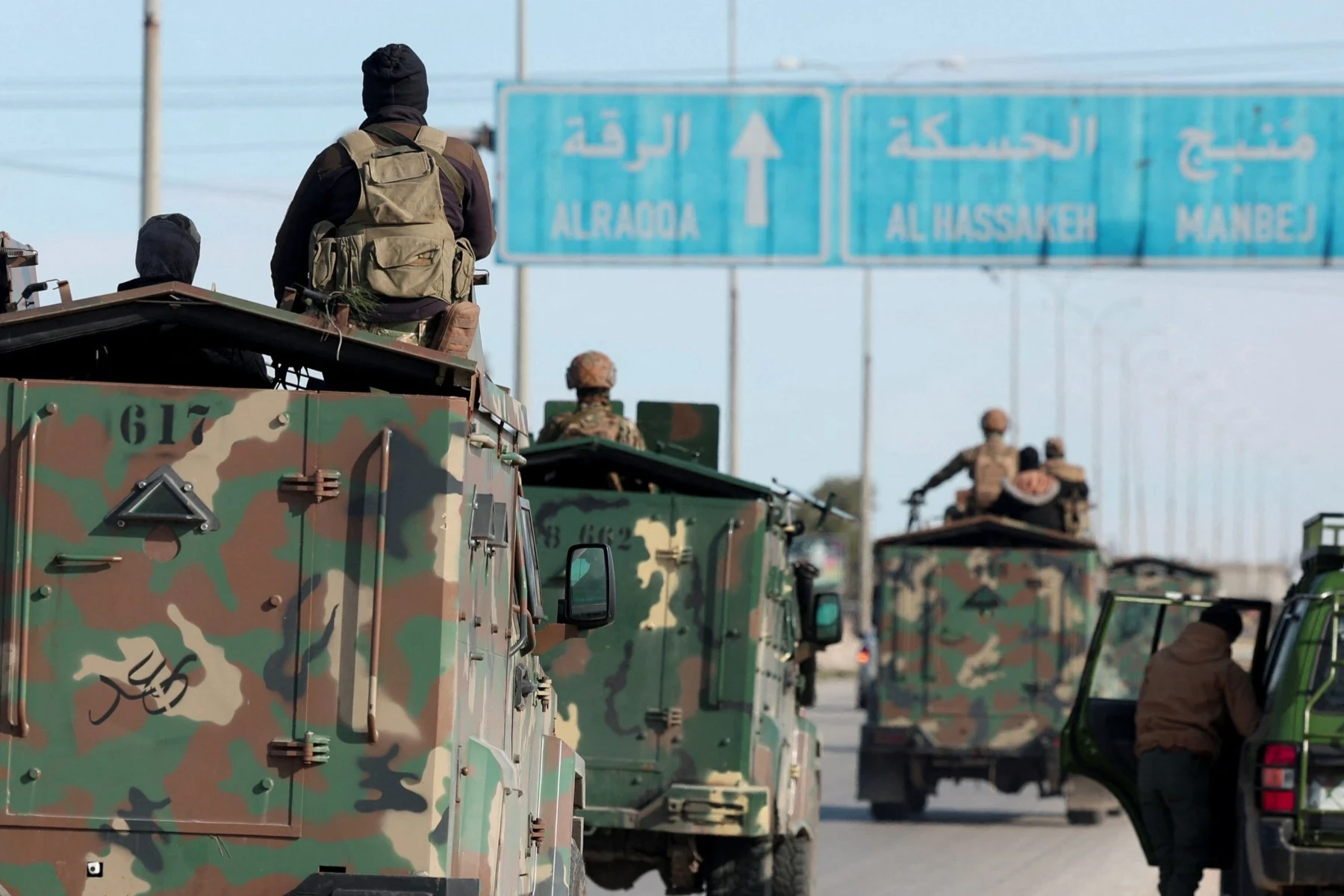 الرقة: الجيش السوري يحكم السيطرة على مطار الطبقة ويواصل التقدم نحو المدينة