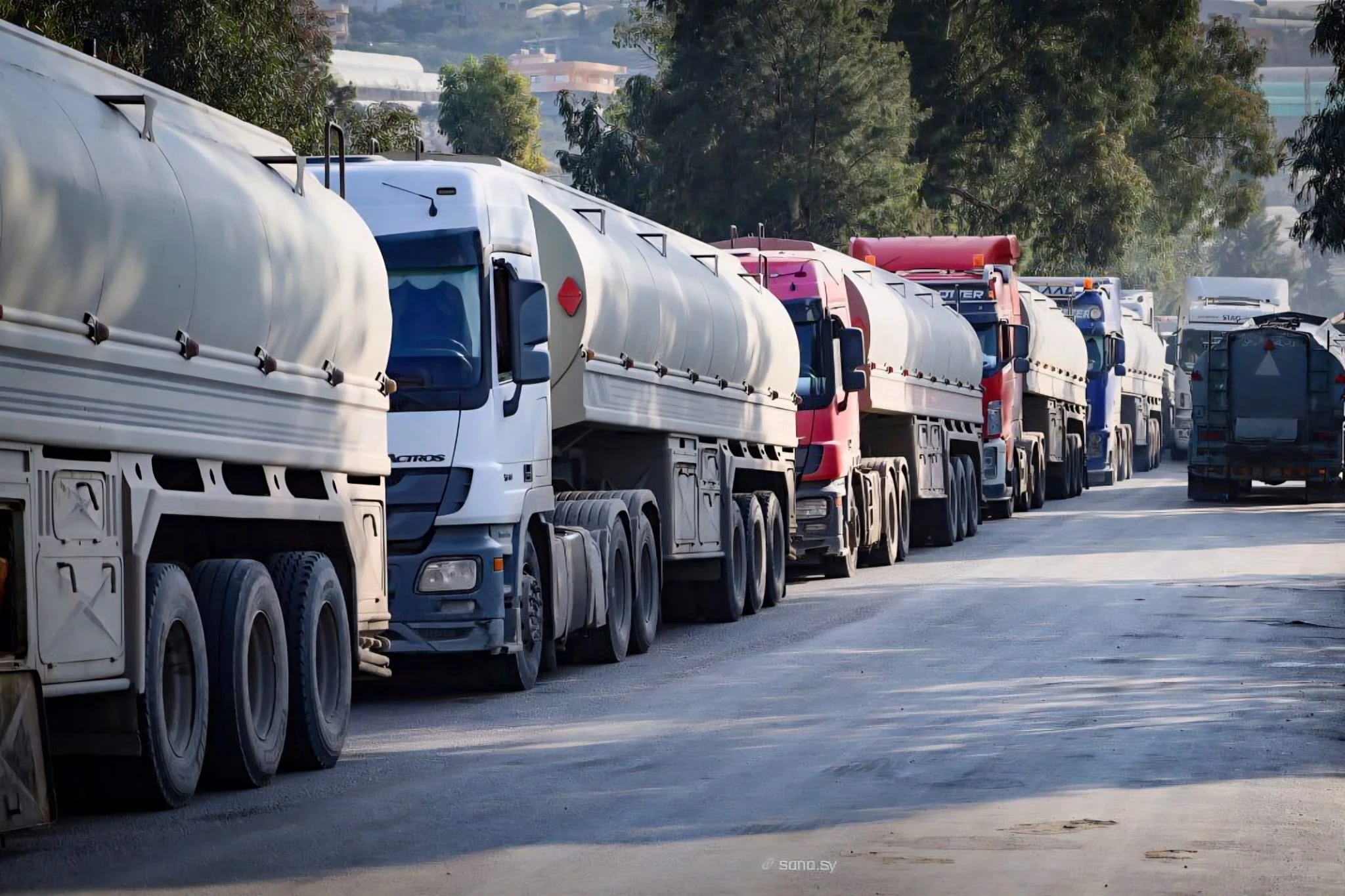 وصول أولى شحنات النفط الخام من حقلي العمر والتنك إلى بانياس