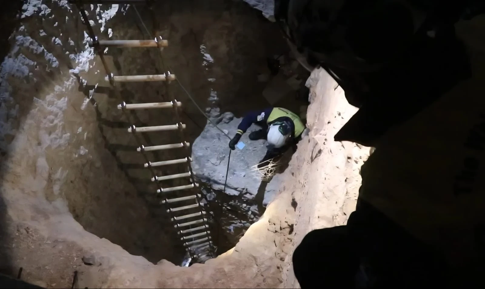 الدفاع المدني ينقذ رجلاً سقط في نفق من مخلفات "قسد" بحلب