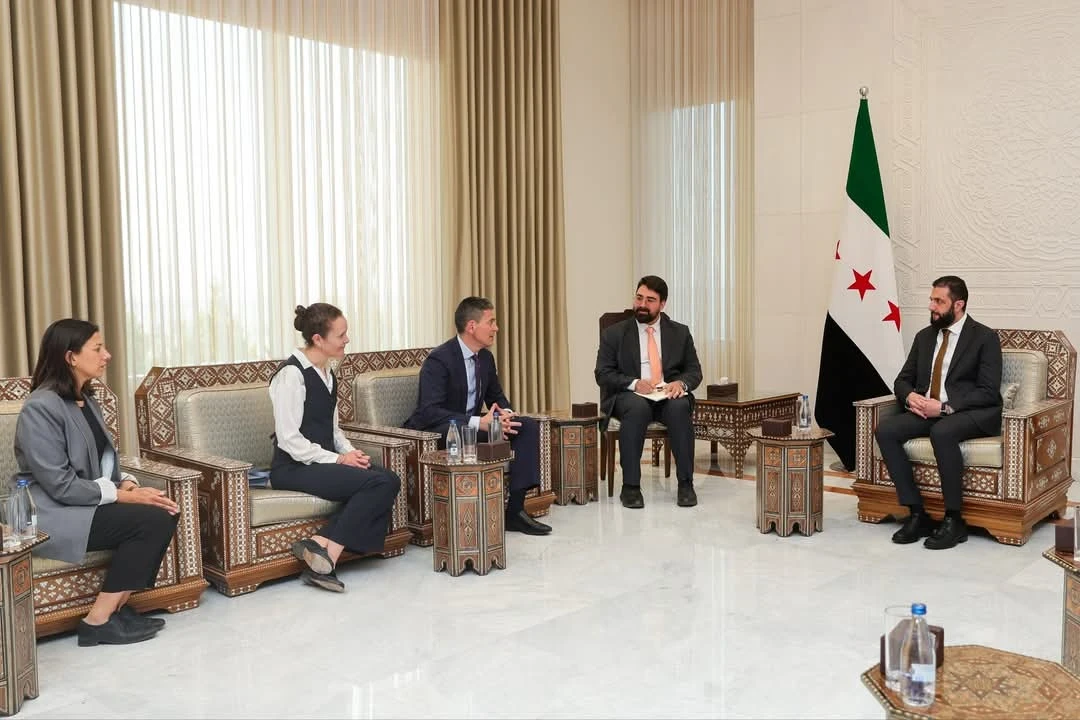 الشرع يلتقي رئيس لجنة الإنقاذ الدولية في سوريا