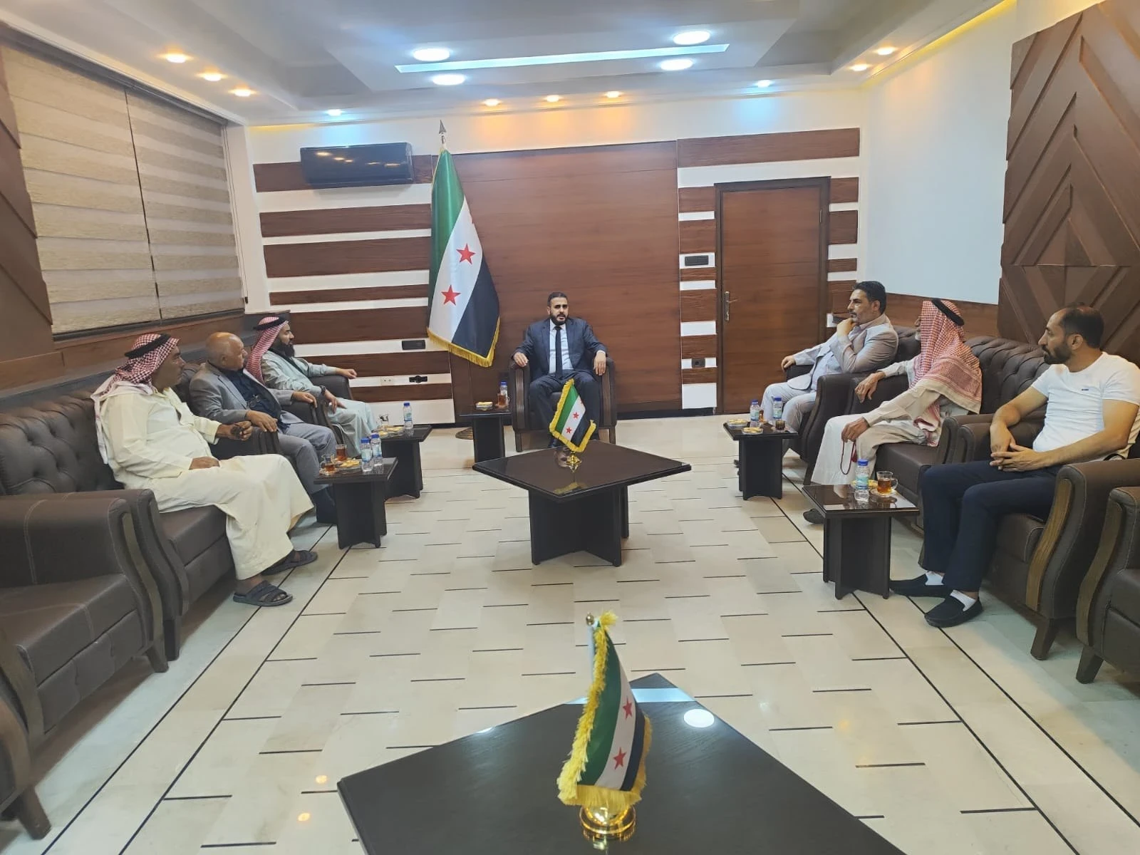 بهدف تعزيز العدالة..مدير الشؤون السياسية بالحسكة يجتمع بمعتقلين سابقين