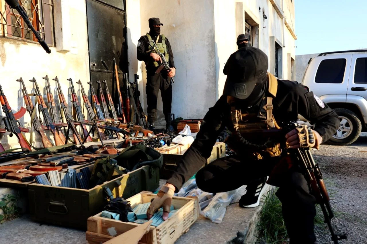حمص: الأمن يضبط شحنة أسلحة قادمة من لبنان