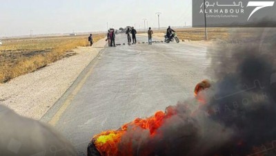 مظاهرة غاضبة جنوب الحسكة تقطع طريق بوجه "ب ي د"
