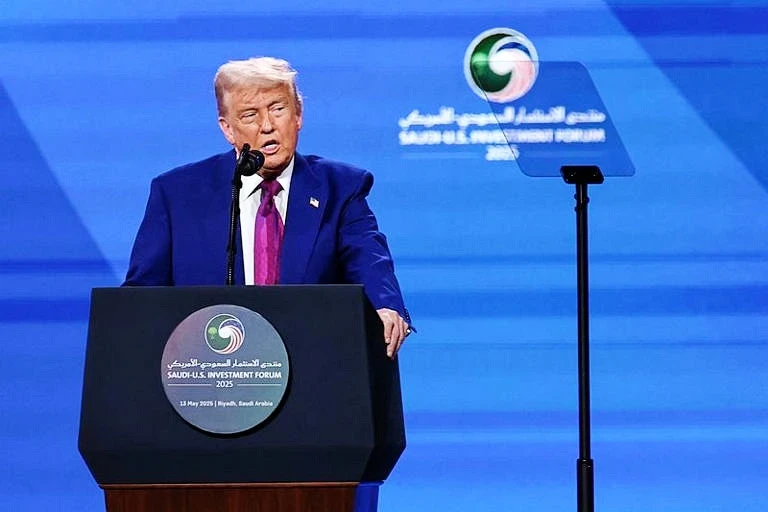 ترامب يعلن رفع العقوبات عن سوريا