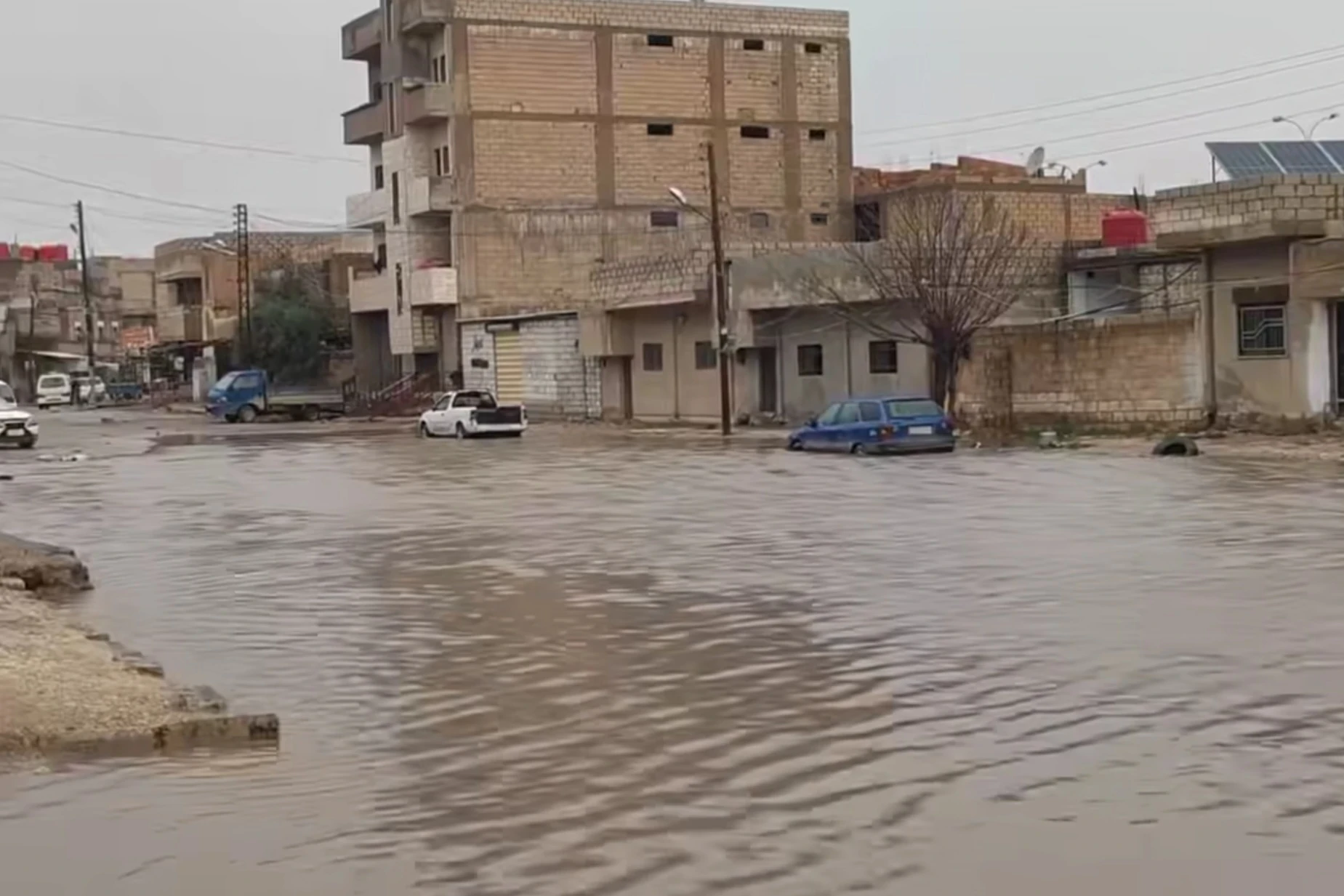 أمطار غزيرة وسيول في الحسكة تتسبب بانقطاع طرق وتضرر منازل طينية