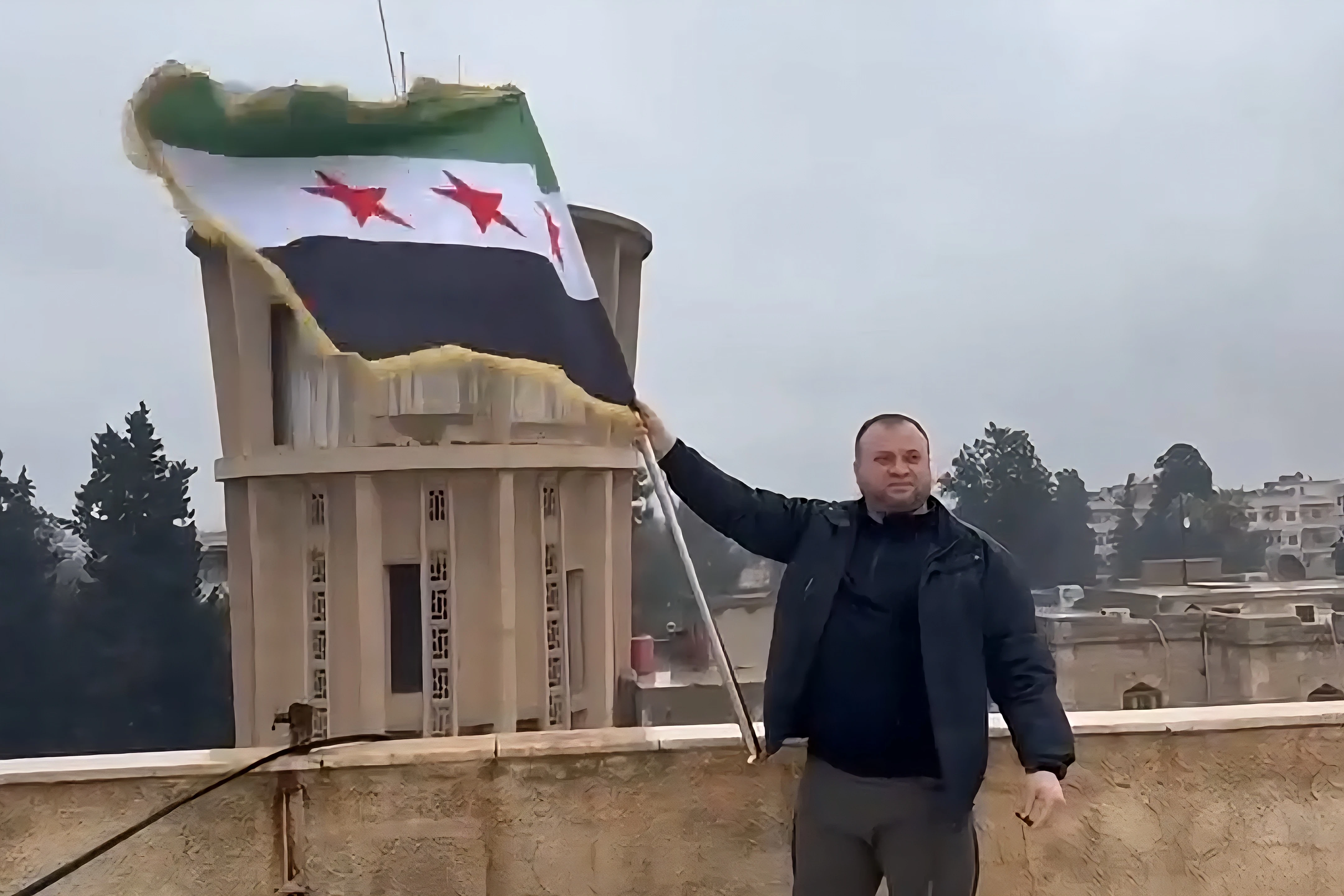 إعادة رفع العلم السوري فوق مقر الأمن الداخلي في القامشلي