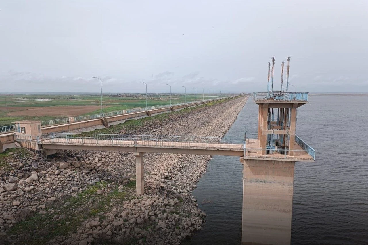 مديرية الموارد المائية بالحسكة تبدأ تقييم الأضرار وتأهيل السد الجنوبي