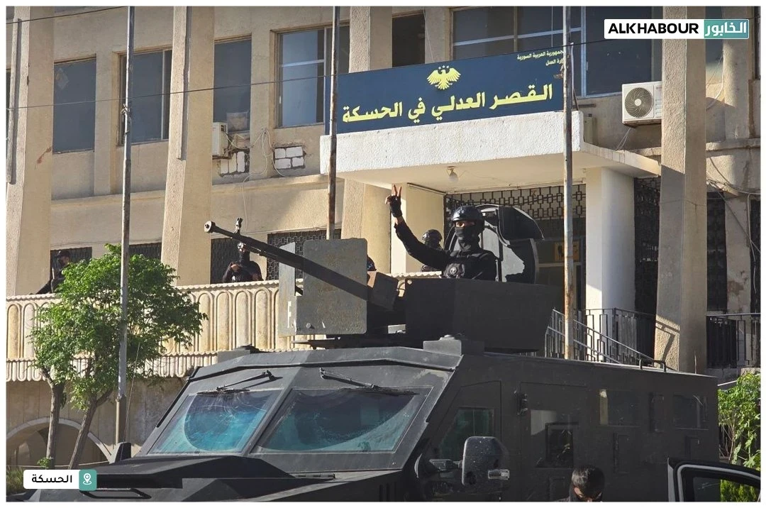 بعد إنزالها مرتين.. إعادة تركيب اللوحة التعريفية لقصر العدل بالحسكة