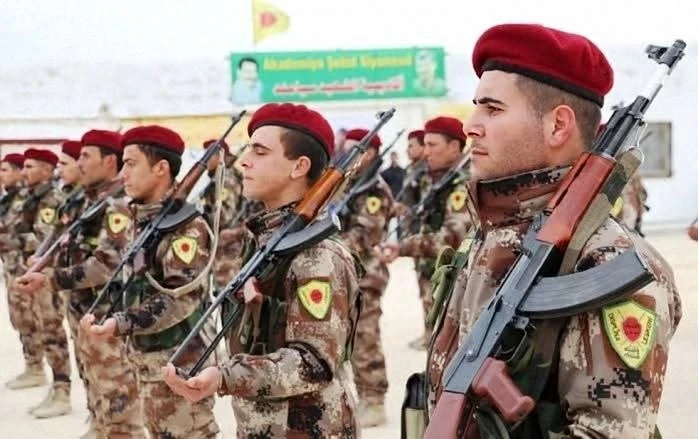 "ب ي د" تنشر حواجز بهدف التجنيد الإجباري وتعزز قواتها في الرقة