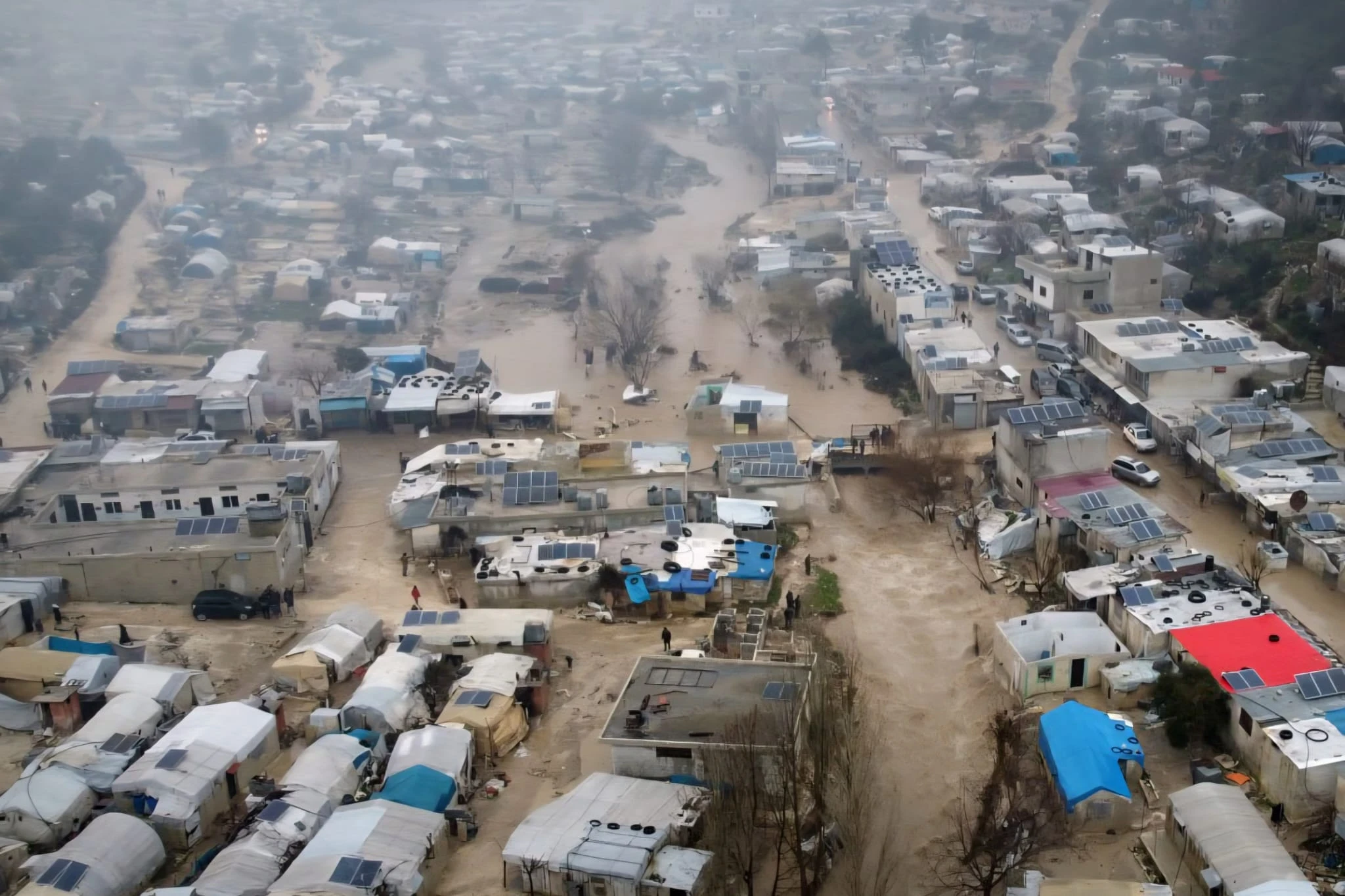 السيول تدمّر 14 مخيما للنازحين في إدلب