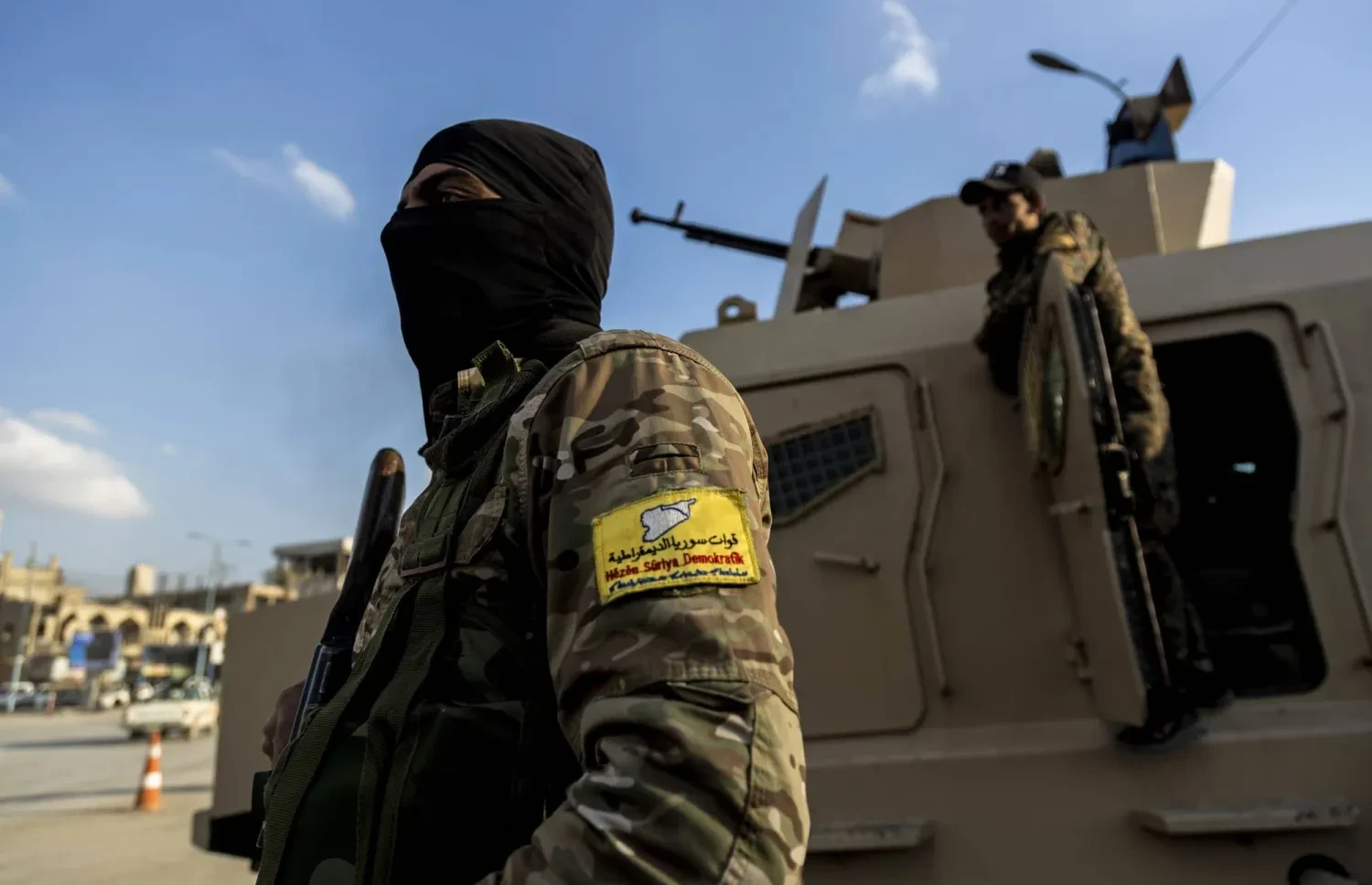 دير الزور: إصابة امرأة وشاب خلال مداهمة "ب ي د" لمنزل في بلدة السوسة