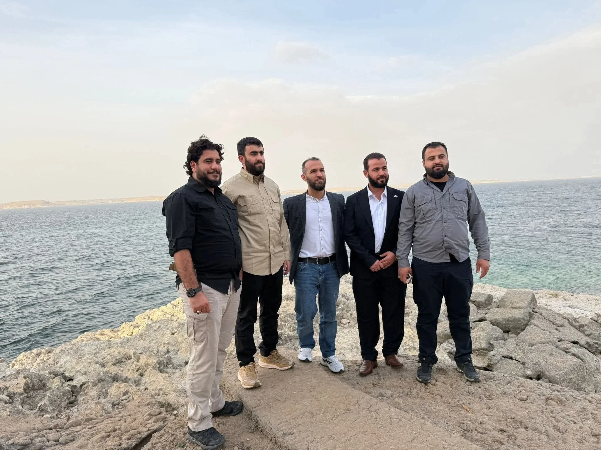 وفد من وزارة الداخلية السورية يزور الطبقة ويجري مباحثات مع “قسد”