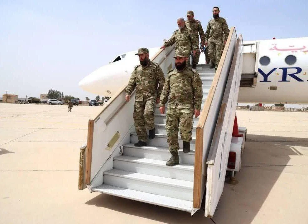 خاص: وفد عسكري من وزارة الدفاع السورية يصل مطار دير الزور