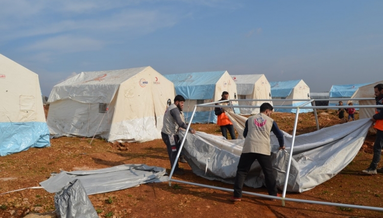 منظمة: مئات المخيمات بلا مساعدات في إدلب