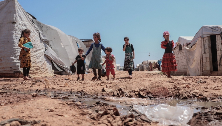 تحذيرات من خطورة موجة الحر على قاطني المخيمات شمالي سوريا